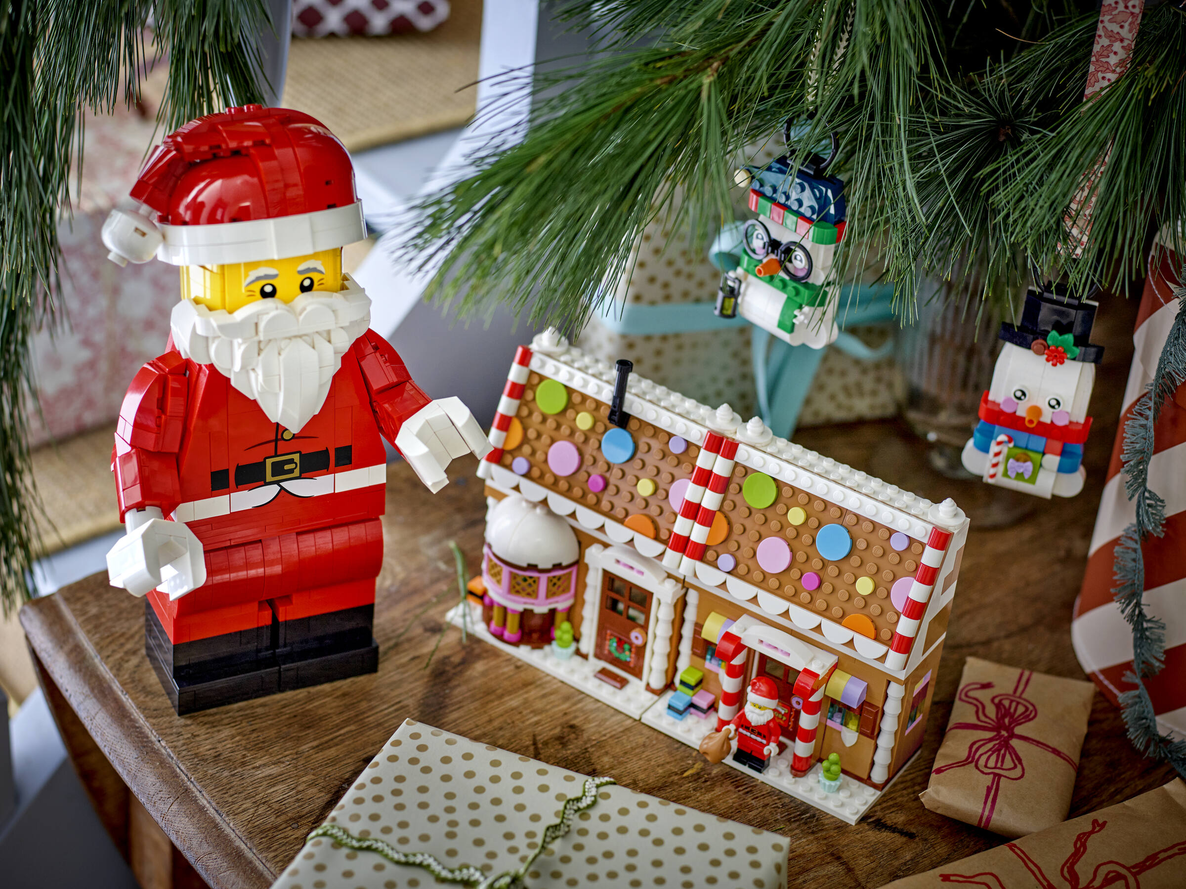 LEGO Up-Scaled Santa Minifigure 40820 Holiday Building Set