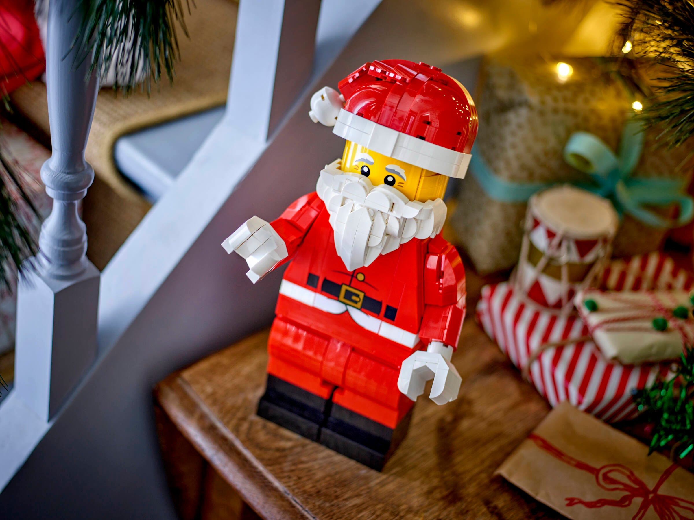 LEGO Up-Scaled Santa Minifigure 40820 Holiday Building Set