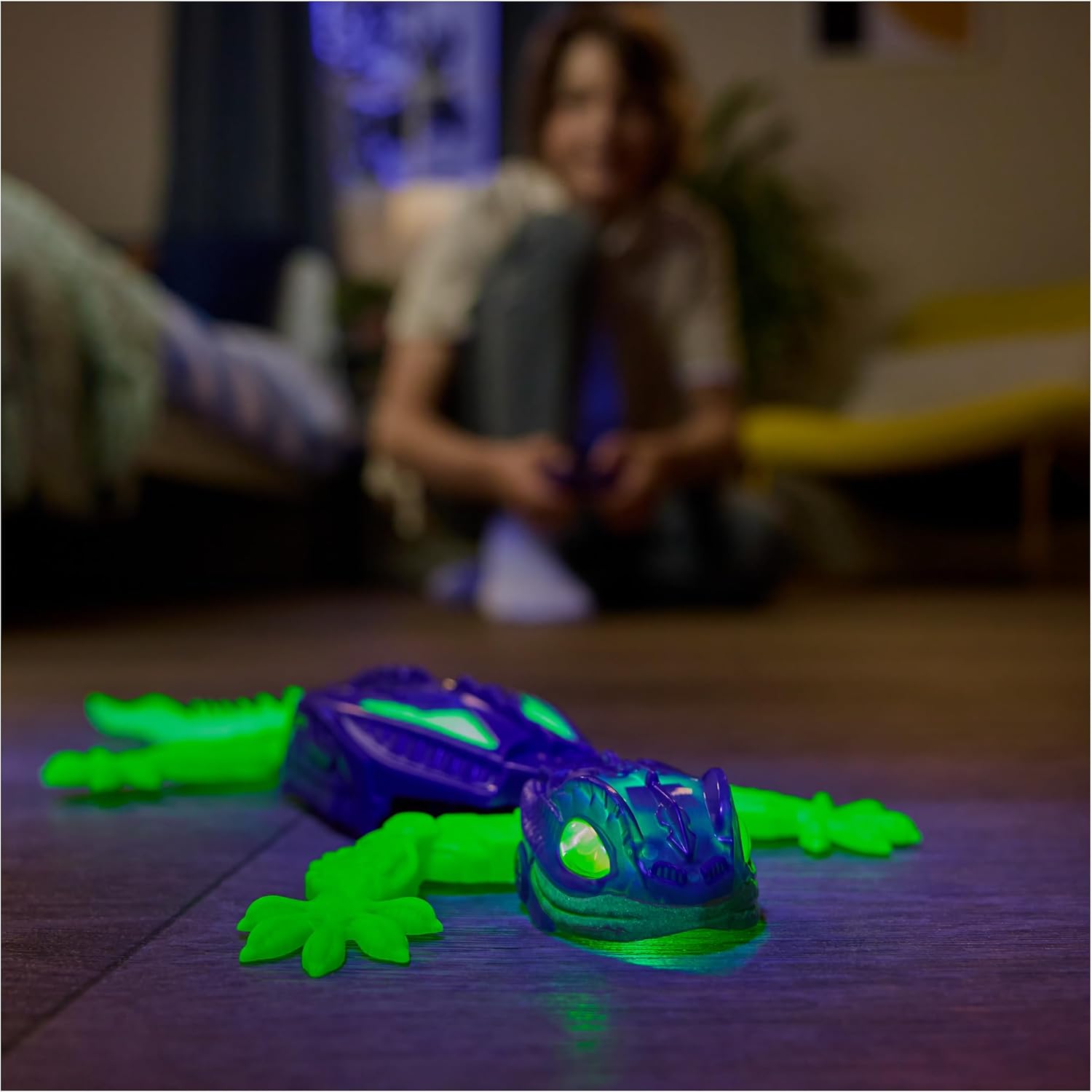 HEX BOTS Glow-in-Dark RC Gecko: Wall-Climbing Robot with Luminous Eyes