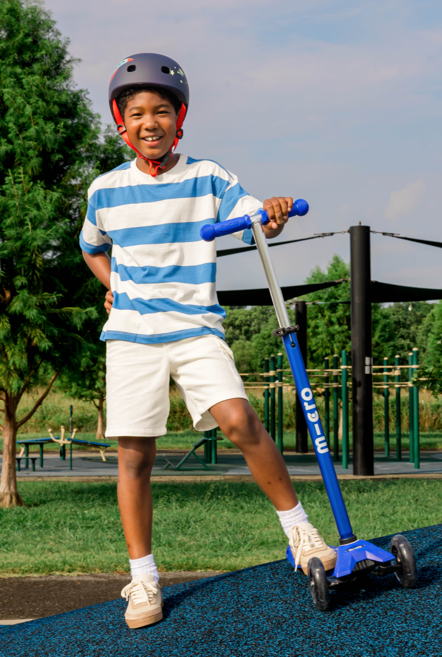 Micro Maxi LED Scooter: Light-Up Wheels, Adjustable Handlebar, Grows with Kids