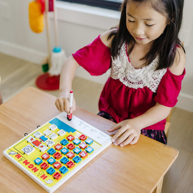 Melissa & Doug Flip to Win Hangman Game