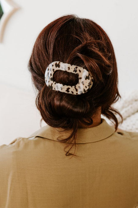 https://cdn.shopify.com/s/files/1/0065/8459/8593/products/blonde-tortoise-medium-flat-round-clip-medium-hair-clip-467689.jpg?v=1707232704