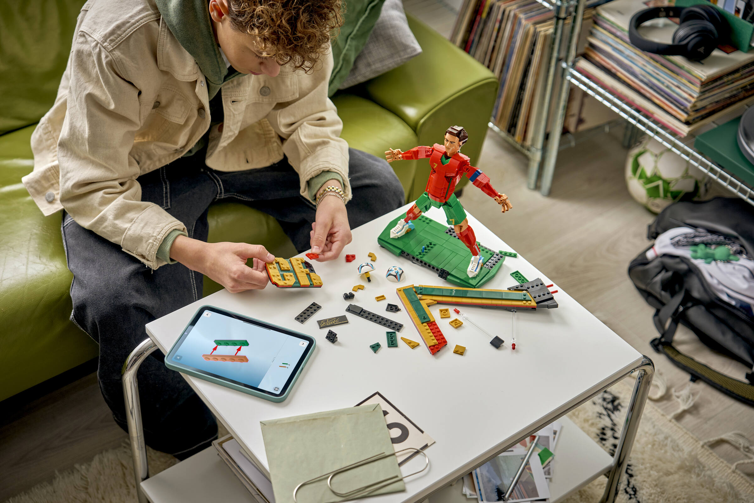 https://www.lego.com/cdn/cs/set/assets/blt694209b00bdabd7a/blt0b68962f07cf2e51-43016_Lifestyle_build.jpg