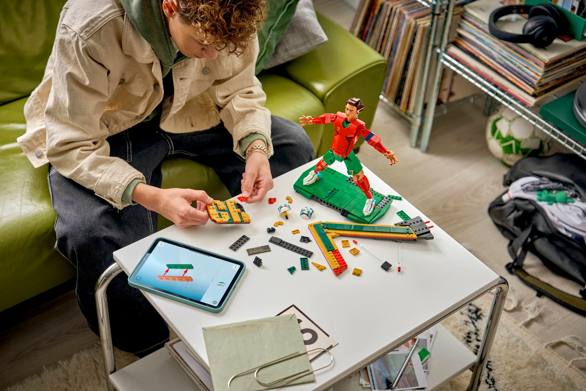 https://www.lego.com/cdn/cs/set/assets/blt694209b00bdabd7a/blt0b68962f07cf2e51-43016_Lifestyle_build.jpg