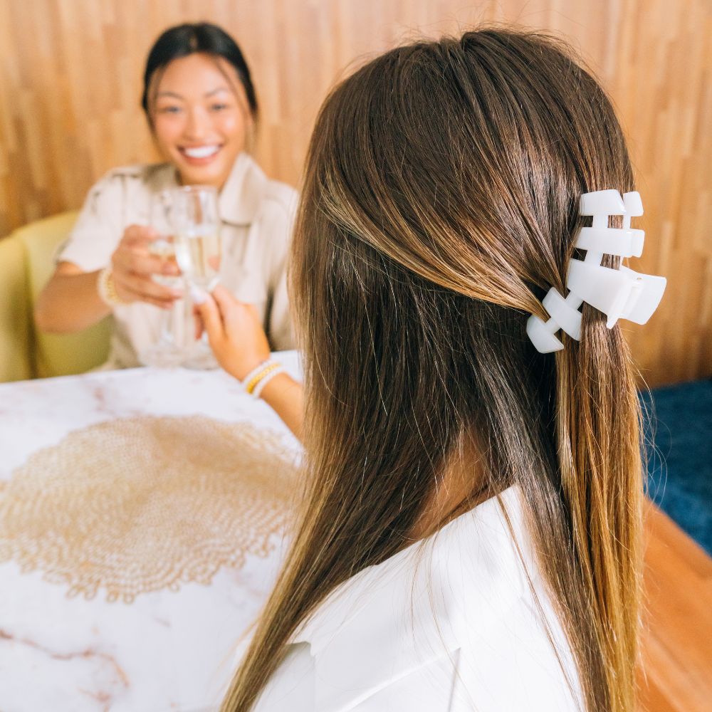 https://cdn.shopify.com/s/files/1/0065/8459/8593/files/classic-coconut-white-medium-claw-hair-clip-hair-clips-349622.jpg?v=1747406638