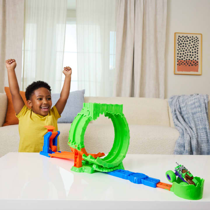 Hot Wheels Monster Truck Mutant Chaos Slime Challenge