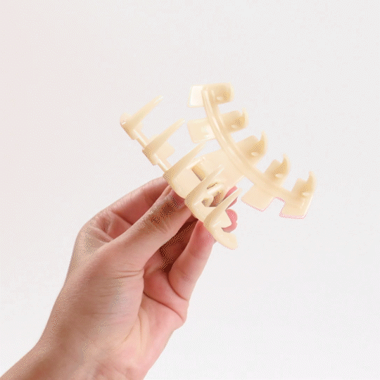 https://cdn.shopify.com/s/files/1/0065/8459/8593/products/tortoise-large-hair-clip-large-hair-clip-781535.gif?v=1746201143